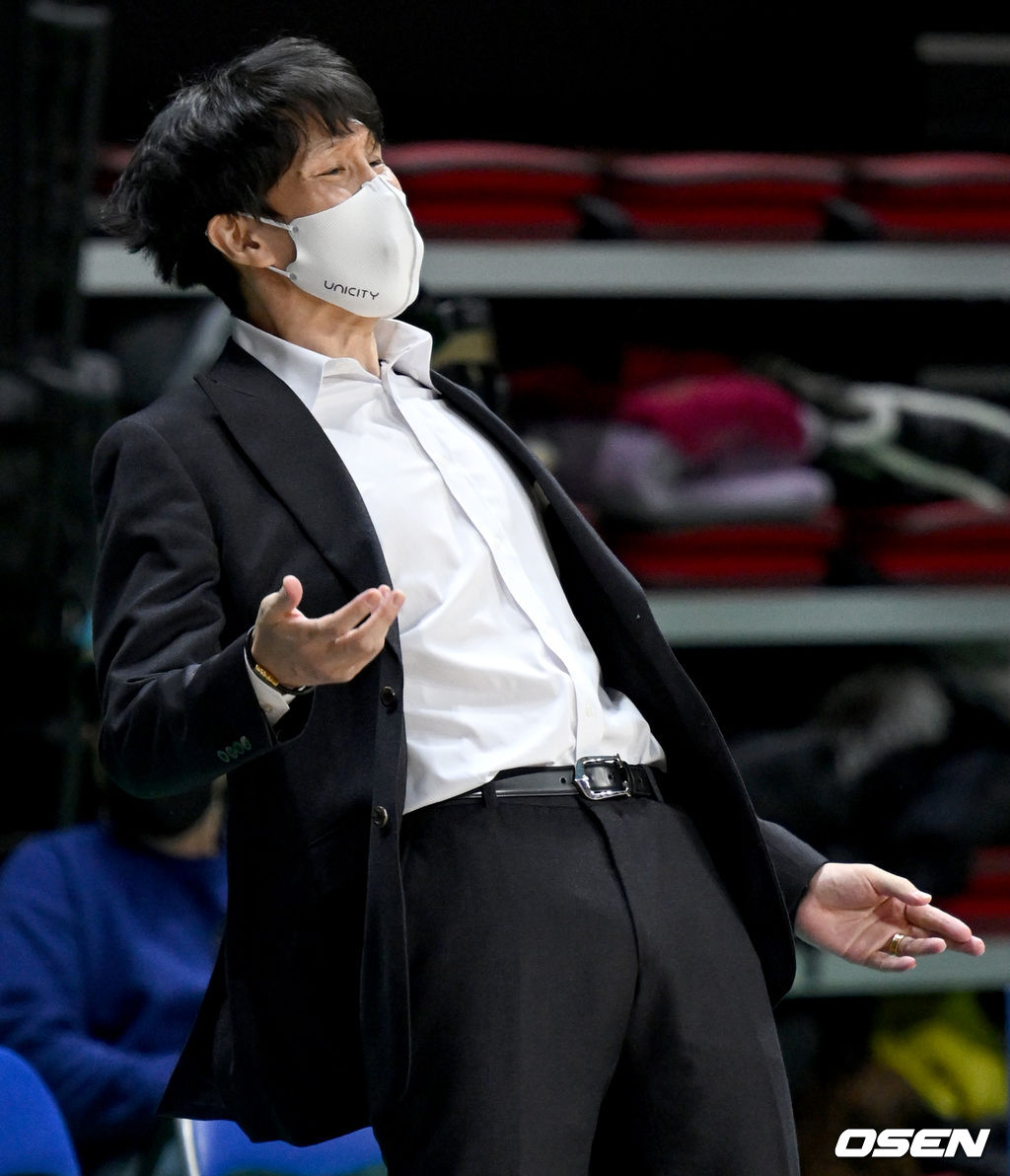 3쿼터, 우리은행 위성우 감독이 지시를 내리고 있다. 2022.01.13 /ksl0919@osen.co.kr