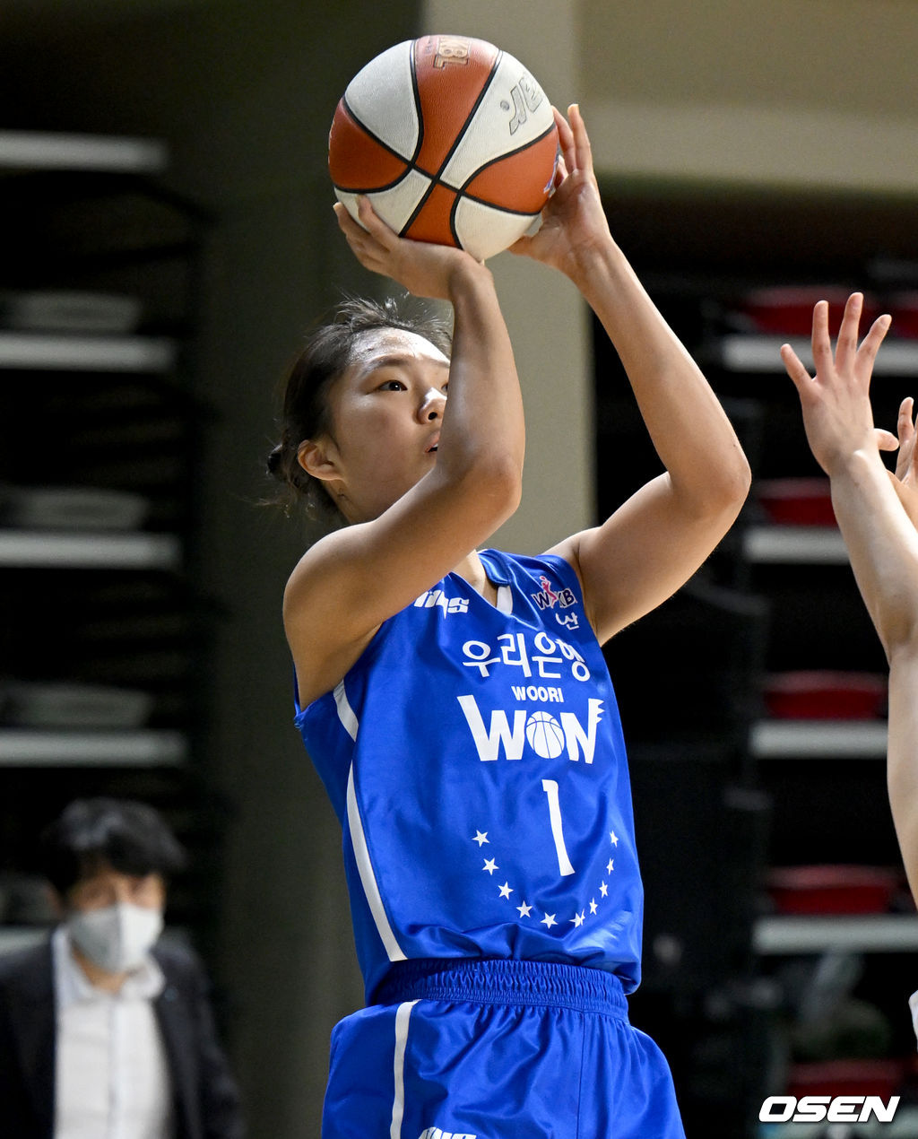 4쿼터, 우리은행 박지현이 점프슛을 시도하고 있다. 2022.01.13 /ksl0919@osen.co.kr