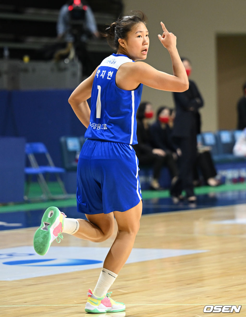 4쿼터, 우리은행 박지현이 슛을 넣은 뒤 기뻐하고 있다. 2022.01.13 /ksl0919@osen.co.kr