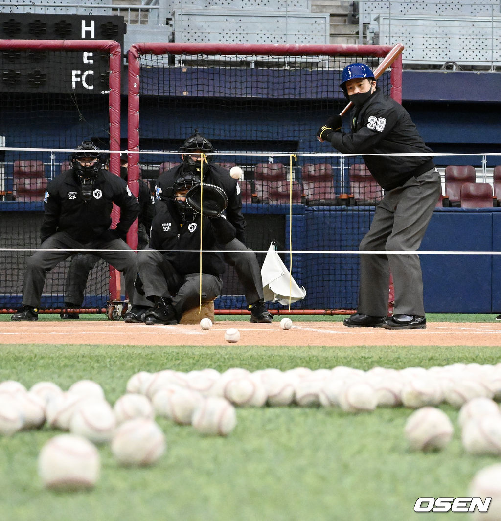 14일 오후 서울 고척 스카이돔에서 KBO 사무국 산하 심판위원회에 속한 1, 2군 심판들이 올 시즌부터 새롭게 적용되는 스트라이크존 적응 훈련을 진행했다. KBO 심판들이 그라운드에서 스트라이크존 적응 훈련을 하고 있다. 22.01.14 /rumi@osen.co.kr