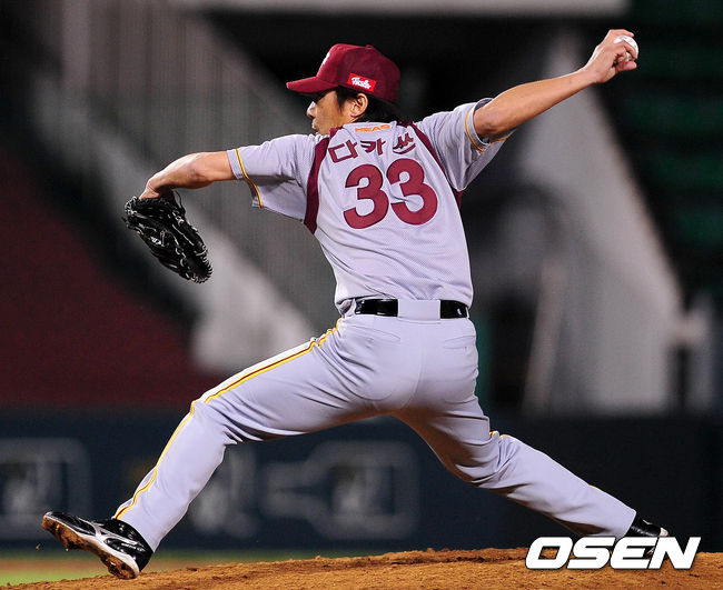 히어로즈에서 선수로 뛰었던 다카쓰 신고 감독 