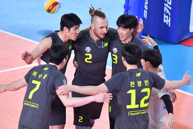 현대캐피탈 선수들이 환호하고 있다. /KOVO 제공