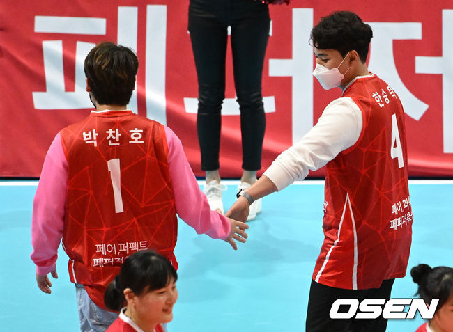 14일 광주 서구 풍암동 페퍼스타디움에서 ‘도드람 2021-2022 V-리그’ 여자부 페퍼저축은행과 현대건설 힐스테이트의 경기가 열렸다.경기 시작에 앞서 KIA 박찬호, 한승택이 시구를 마친 뒤 코트장 밖으로 이동하고 있다. 2022.01.14