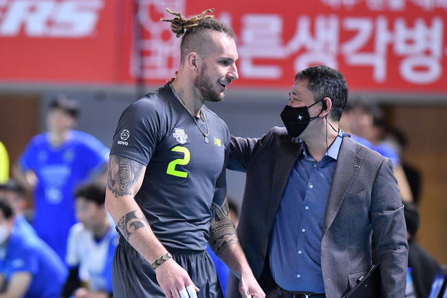 현대캐피탈 펠리페가 최태웅 감독의 격려를 받고 있다. /KOVO 제공