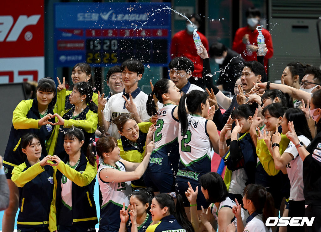 경기 종료 후 현대건설 고예림이 동료들에게 물을 뿌리고 있다. 2022.01.14 /ksl0919@osen.co.kr