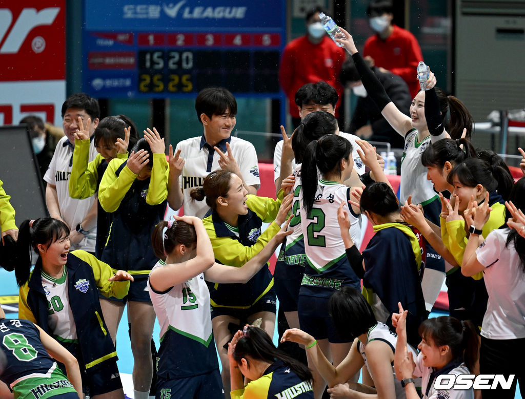 경기 종료 후 현대건설 고예림이 동료들에게 물을 뿌리고 있다. 2022.01.14 /ksl0919@osen.co.kr