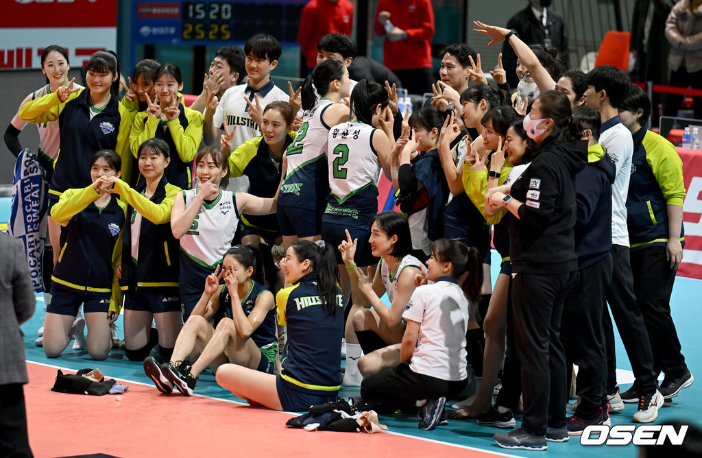 경기 종료 후 현대건설 선수들이 기념 촬영을 하고 있다. 2022.01.14 /ksl0919@osen.co.kr