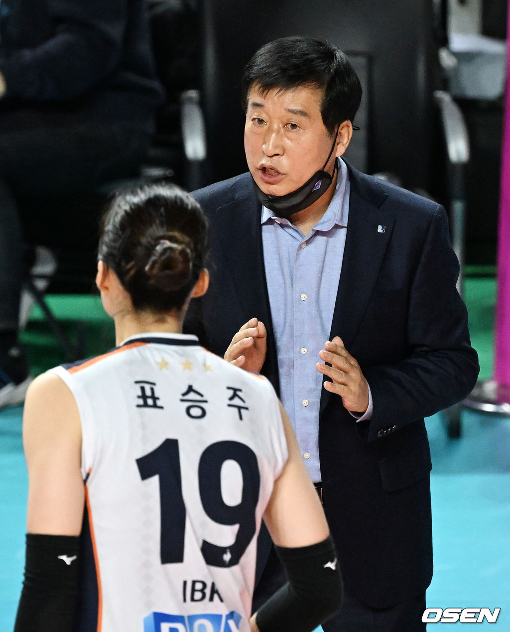 15일 오후 인천시 부평구 삼산월드체육관에서 2021-2022 도드람 V-리그 여자부 정규리그 프로배구 흥국생명과 IBK기업은행의 경기가 열렸다.IBK기업은행 김호철 감독이 지시를 내리고 있다. 2022.01.15 / rumi@osen.co.kr