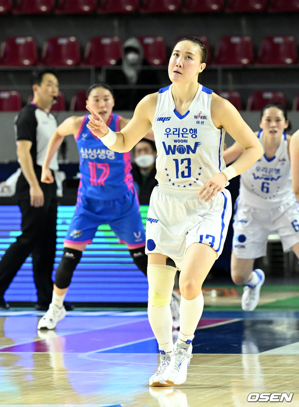 4쿼터 우리은행 김정은이 득점에 기뻐하고 있다. 2022.01.15 /jpnews@osen.co.kr