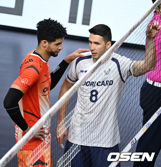 OK금융그룹 레오(좌)와 우리카드 알렉스 / OSEN DB