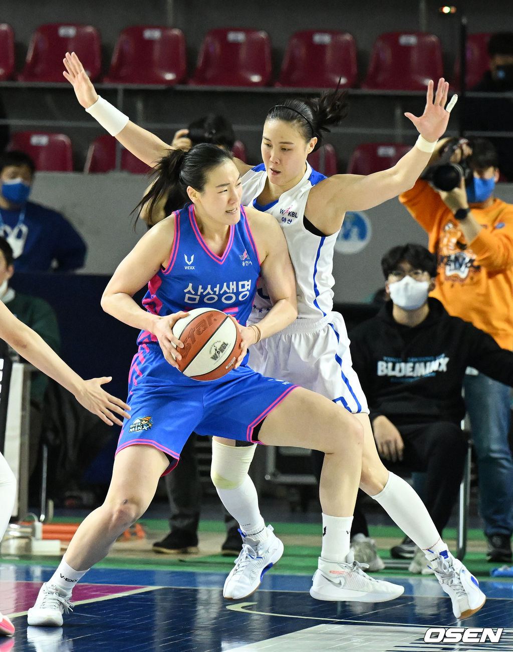 2쿼터 우리은행 김정은이 삼성생명 배혜윤을 수비하고 있다. 2022.01.15 /jpnews@osen.co.kr