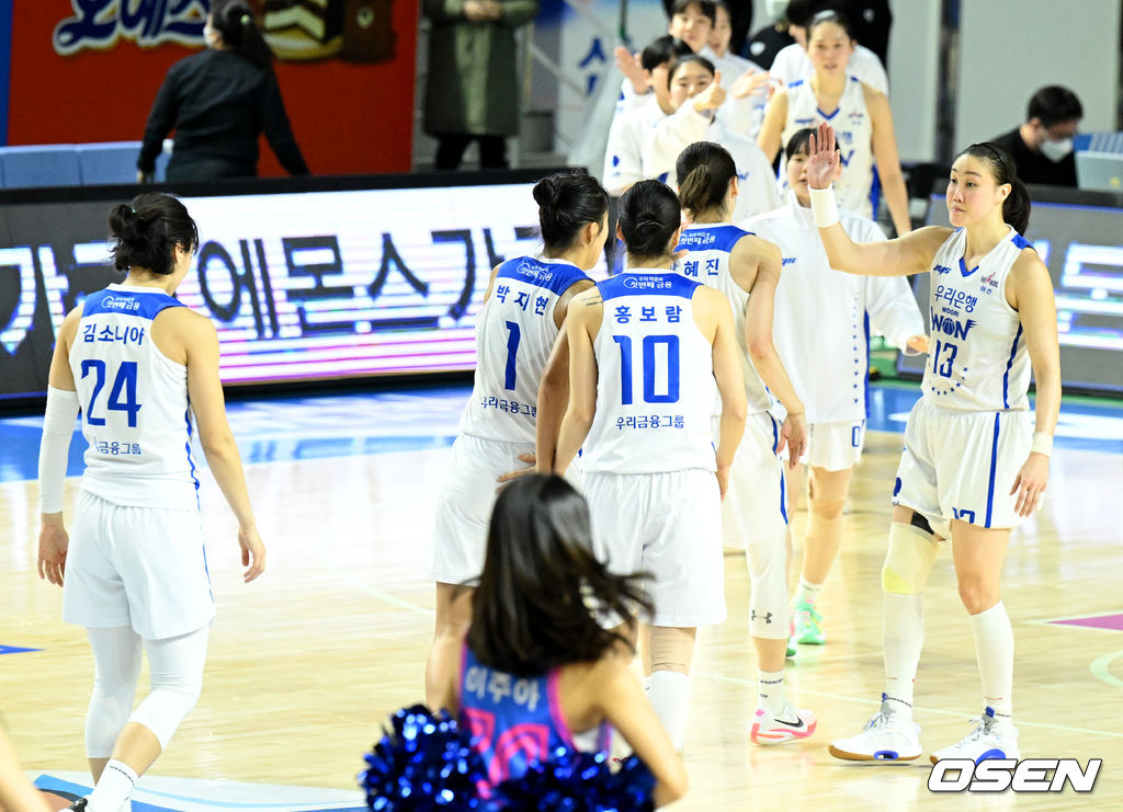 우리은행 선수들이 연장 접전 끝에 승리를 거두며 하이파이브를 하고 있다. 2022.01.15 /jpnews@osen.co.kr