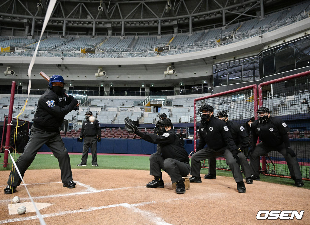 KBO 심판들이 고척돔에서 스트라이크존 적응 훈련을 하고 있다. /OSEN DB
