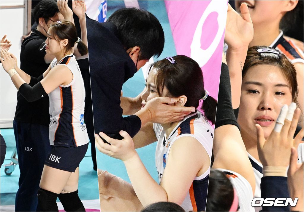 8연패 탈출 후 눈물 흘리는 IBK기업은행 김하경과 따뜻하게 축하해 주는 김호철 감독 2022.01.15 / rumi@osen.co.kr