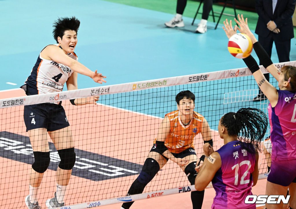 2세트 IBK기업은행 김희진이 강타를 날리고 있다. 2022.01.15 / rumi@osen.co.kr