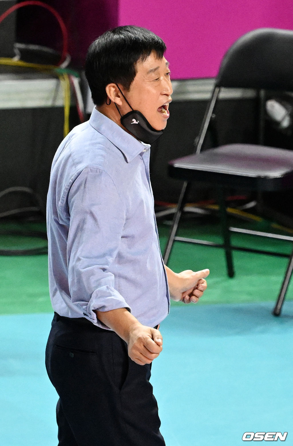 경기를 마치며 IBK기업은행 김호철 감독이 두 주먹을 불끈 쥐며 포효하고 있다. 2022.01.15 / rumi@osen.co.kr