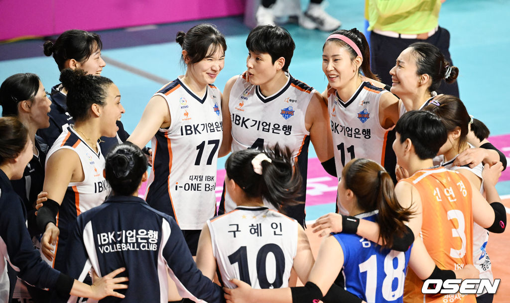 경기를 마치며 IBK기업은행 선수들이 승리의 기쁨을 나누고 있다. 2022.01.15 / rumi@osen.co.kr