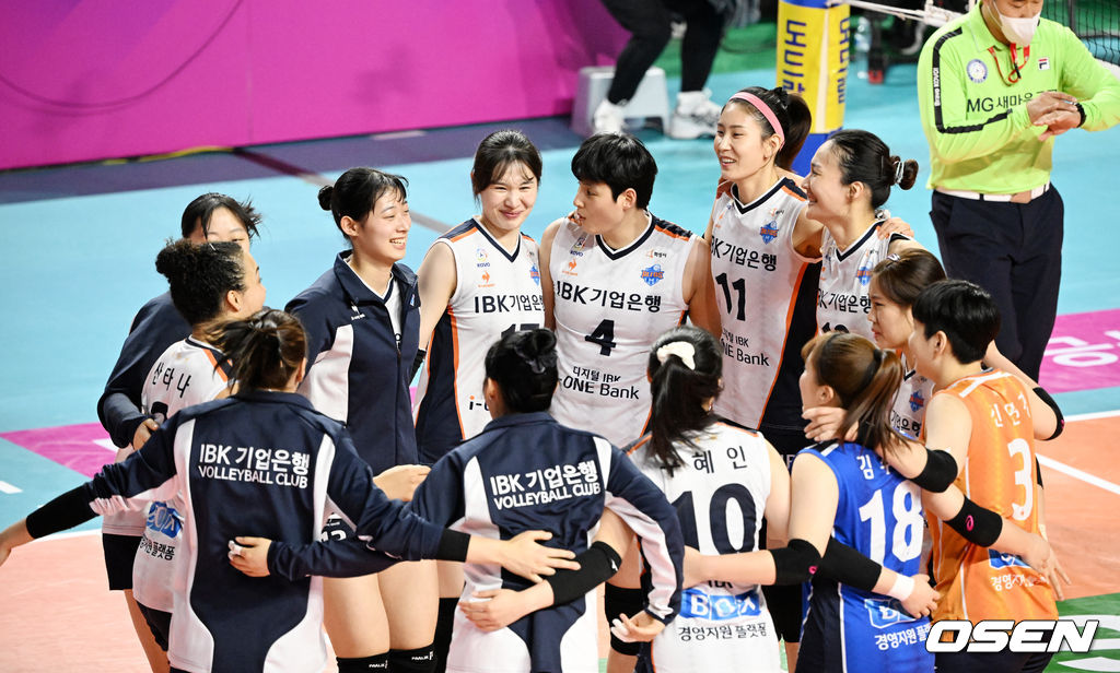 경기를 마치며 IBK기업은행 선수들이 승리의 기쁨을 나누고 있다. 2022.01.15 / rumi@osen.co.kr