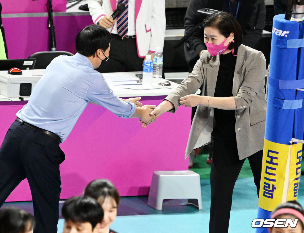 경기를 마치며 IBK기업은행 김호철 감독이 흥국생명 박미희 감독과 악수를 나누고 있다. 2022.01.15 / rumi@osen.co.kr