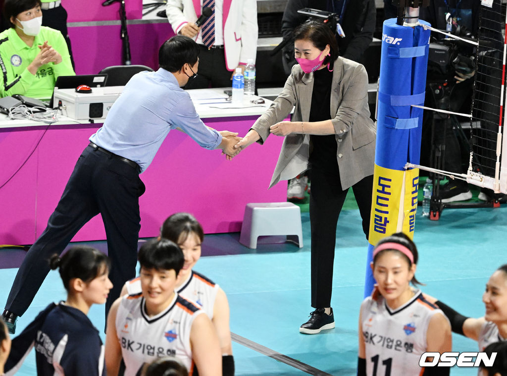 경기를 마치며 IBK기업은행 김호철 감독이 흥국생명 박미희 감독과 악수를 나누고 있다. 2022.01.15 / rumi@osen.co.kr