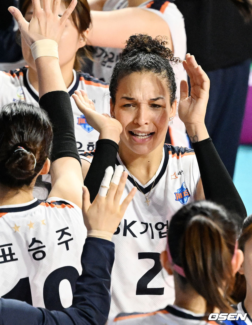 경기를 마치며 IBK기업은행 산타나가 동료들과 하이파이브를 하고 있다. 2022.01.15 / rumi@osen.co.kr