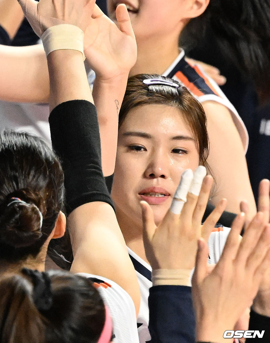 경기를 마치며 IBK기업은행 김하경이 눈물을 흘리며 하이파이브를 하고 있다. 2022.01.15 / rumi@osen.co.kr