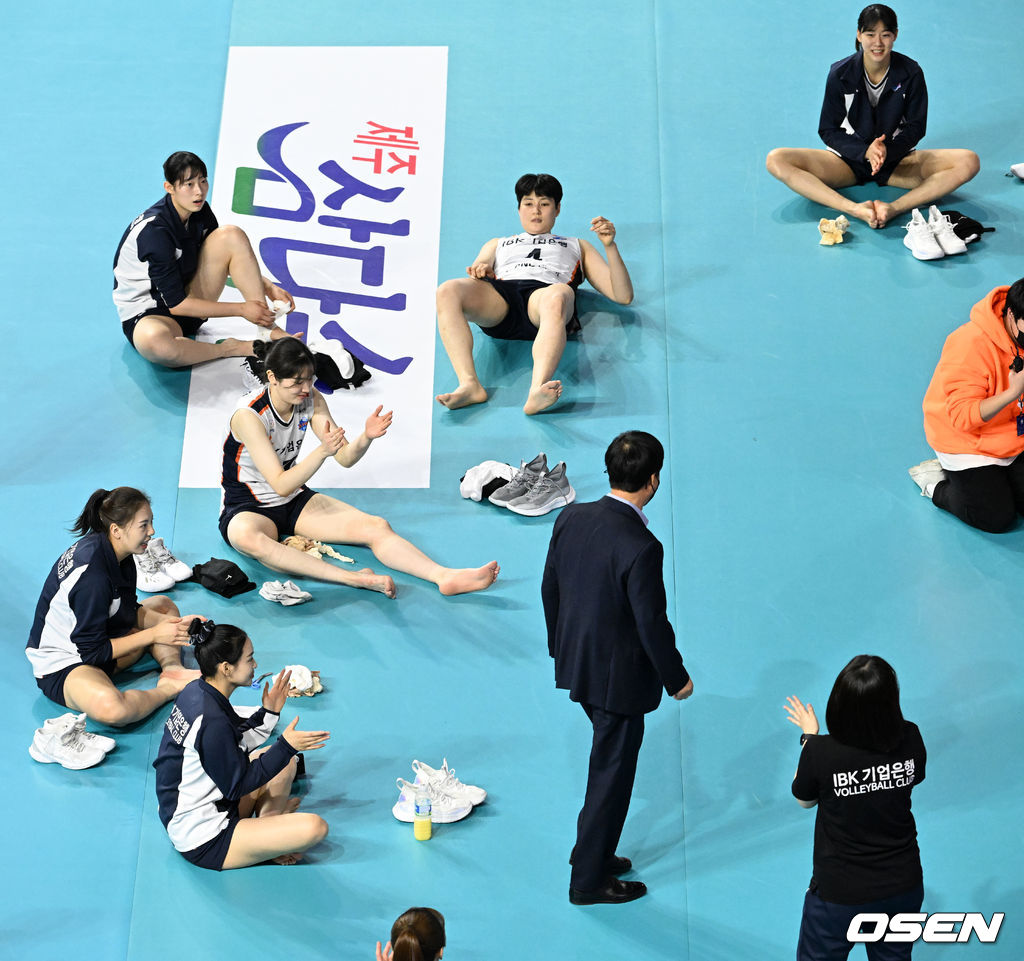 경기를 마치며 IBK기업은행 선수들이 김호철 감독에게 박수를 보내고 있다. 2022.01.15 / rumi@osen.co.kr