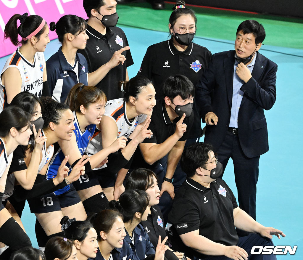 경기를 마치며 IBK기업은행 김호철 감독이 단체 포토타임을 가지려 할때 말을 하고 있다. 2022.01.15 / rumi@osen.co.kr