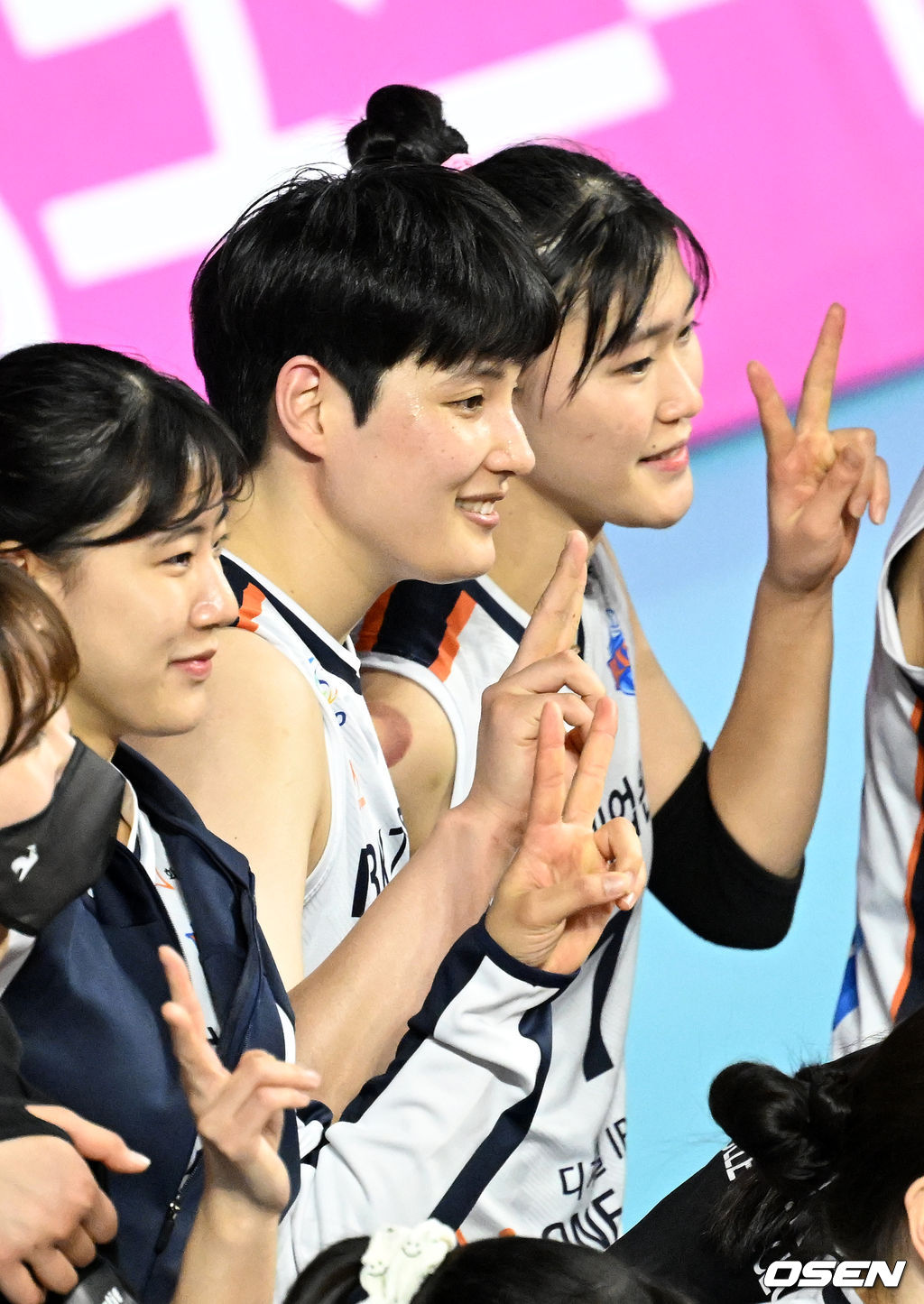 경기를 마치며 IBK기업은행 김희진이 기뻐하며 포토타임을 갖고 있다. 2022.01.15 / rumi@osen.co.kr