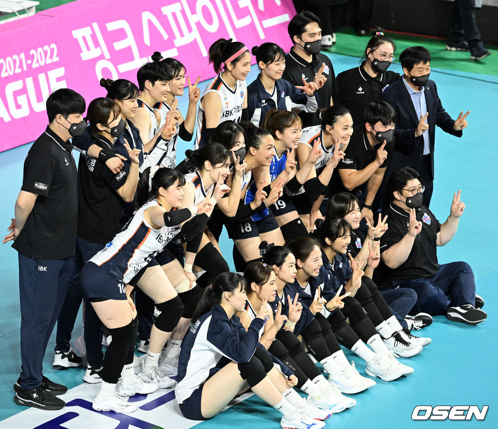 경기를 마치며 IBK기업은행 선수들이 포토타임을 갖고 있다. 2022.01.15 / rumi@osen.co.kr