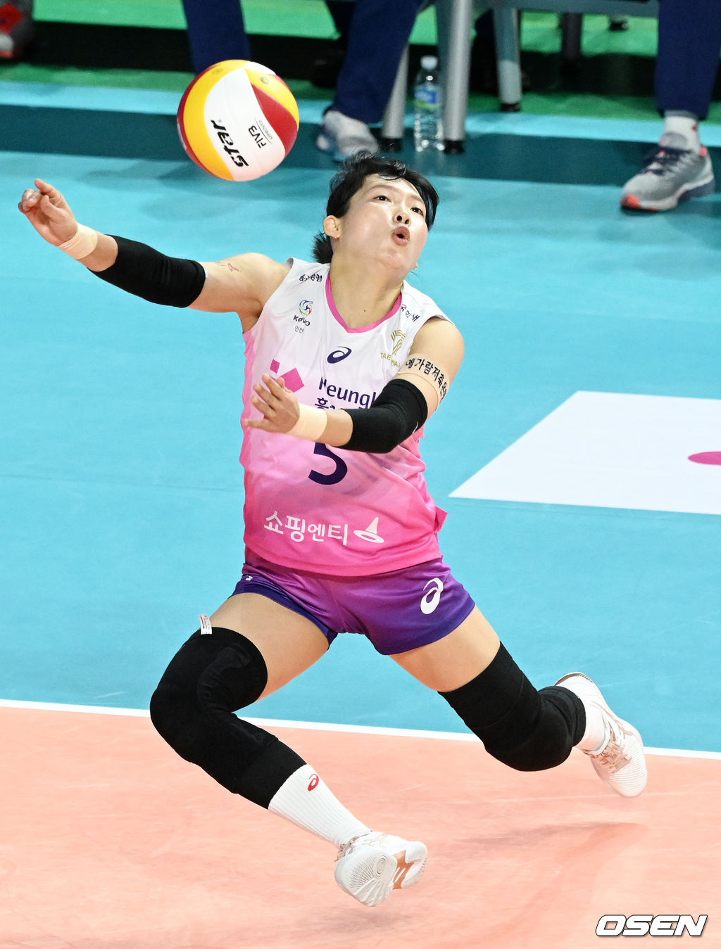2세트 디그여왕 흥국생명 김해란이 V리그 최초의 1만 디그에 성공하고 있다. 2022.01.15 / rumi@osen.co.kr