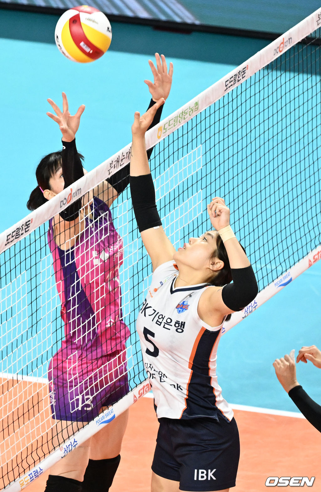 1세트 IBK기업은행 김하경이 연타 공격에 성공하고 있다.2022.01.15 / rumi@osen.co.kr