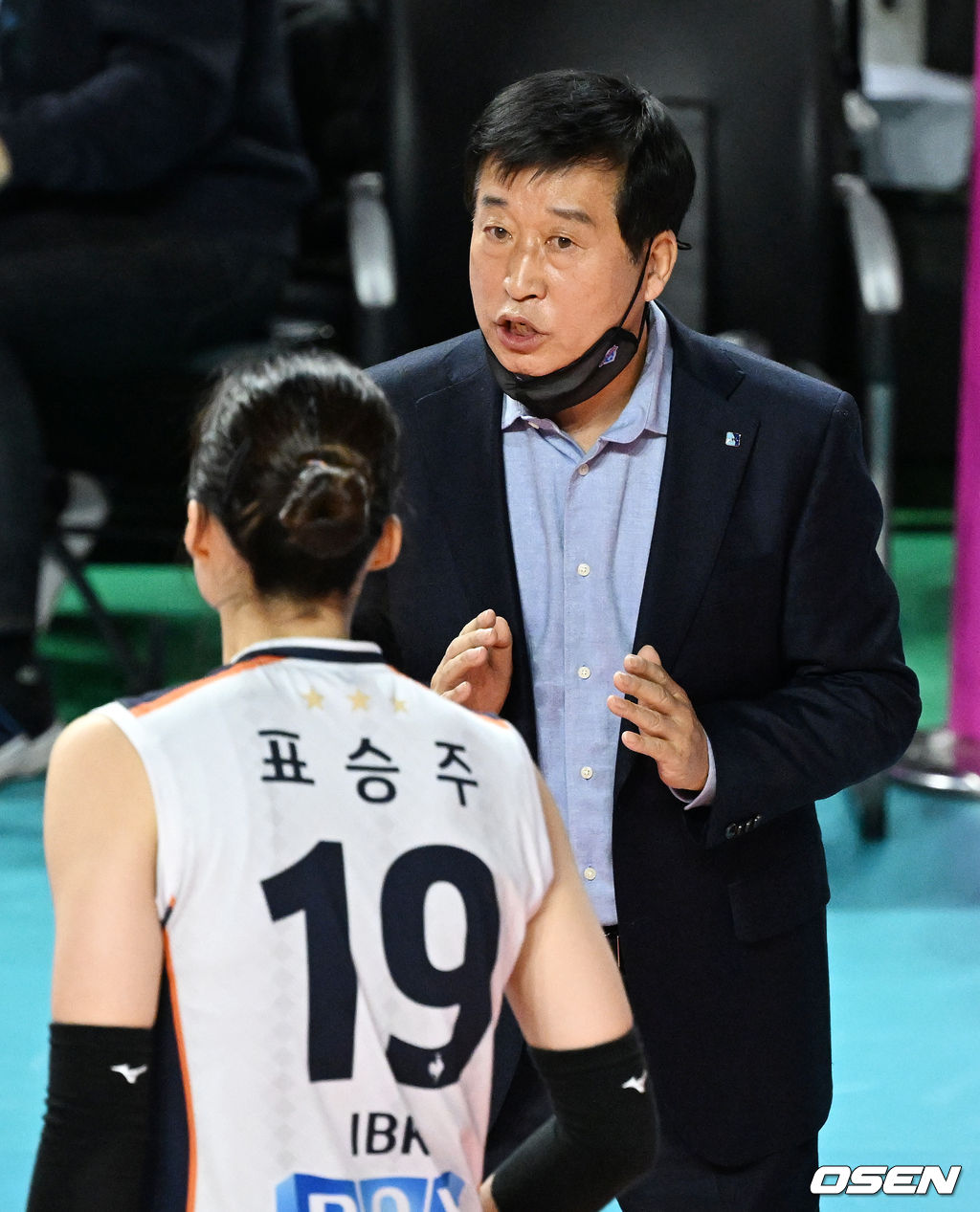 IBK기업은행 김호철 감독이 표승주에게 지시를 내리고 있다. 2022.01.15 / rumi@osen.co.kr