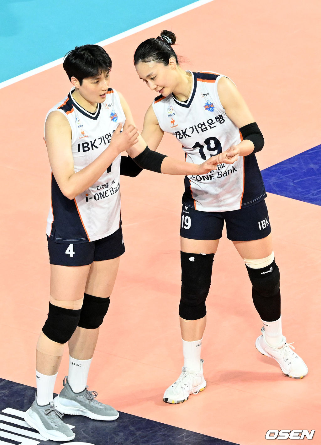 2세트 공격에 성공한 IBK기업은행 김희진과 표승주가 기쁨을 나누고 있다. 2022.01.15 / rumi@osen.co.kr