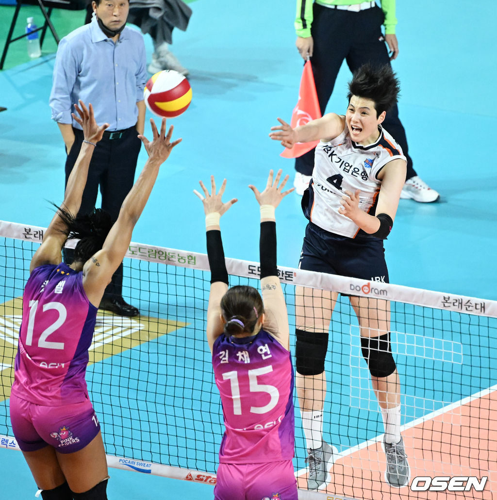 4세트를 IBK기업은행 김희진이 강타를 날리고 있다. 2022.01.15 / rumi@osen.co.kr