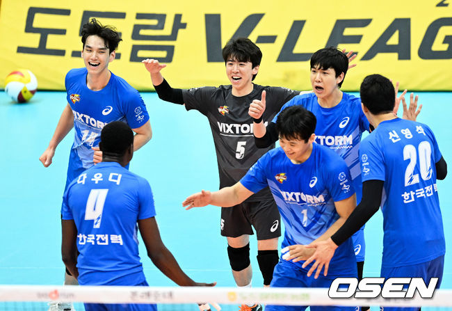 16일 오후 경기도 의정부 실내체육관에서 ‘도드람 2021~2022시즌 V-리그' KB손해보험과 한국전력의 경기가 열렸다.2세트 한국전력 선수들이 득점에 기뻐하고 있다. 2022.01.16 /cej@osen.co.kr