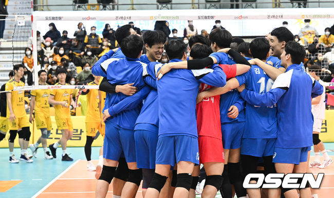 한국전력이 연패 사슬을 끊었다.한국전력은 16일 의정부체육관에서 열린 ‘도드람 2021-2022 V-리그’ 남자부 KB손해보험과 4라운드 맞대결에서 세트 스코어 3-2(21-25, 25-19, 22-25, 29-27, 15-13) 승리를 거뒀다. 한국전력은 최근 3연패 사슬을 끊고 ‘봄배구’ 경쟁을 이어간다.한국전력 선수들이 승리를 기뻐하고 있다. 2022.01.16 /cej@osen.co.kr