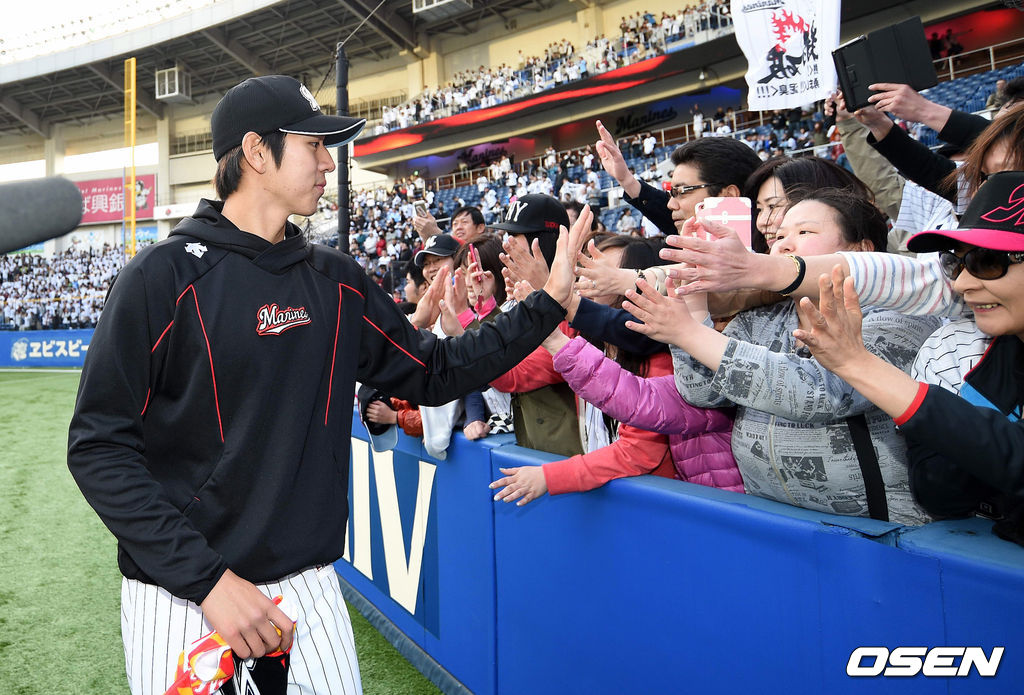 뛰어난 실력뿐만 아니라 잘생긴 외모로 많은 일본 야구팬의 사랑을 받았다. 2015.04.18 /sunday@osen.co.kr