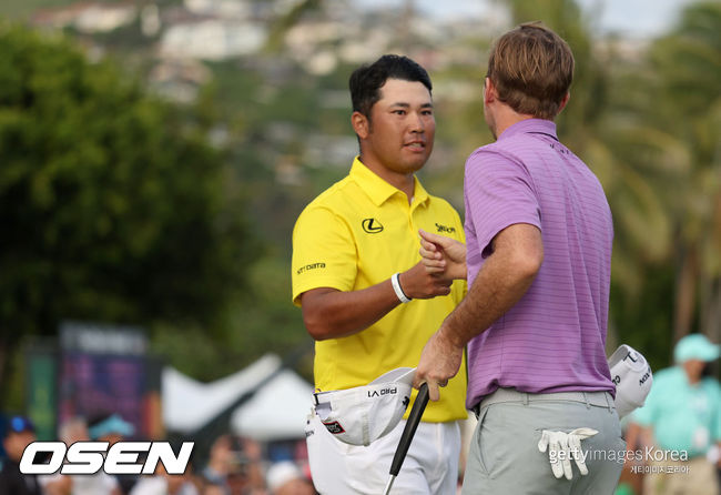 [사진] 마쓰야마 히데키(왼쪽)가 17일(한국시간) 하와이주 오하우의 와아알레이 컨트리클럽에서 벌어진 소니오픈 마지막 라운드에서 우승을 확정지은 뒤 러셀 헨리와 주먹을 마주치고 있다. ⓒGettyimages(무단전재 및 재배포 금지)