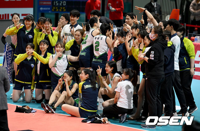 신생팀 페퍼저축은행이 속절없이 17연패에 빠졌다. V리그 역대 3번째 최다 연패 기록이다. 페퍼저축은행은 14일 광주 페퍼스타디움에서 열린 도드람 2021-2022 V리그 4라운드 현대건설과의 경기에서 한 세트도 따내지 못한 채 세트 스코어 0-3(15-25, 10-25, 17-25) 셧아웃 패배를 당했다.경기 종료 후 현대건설 선수들이 기념 촬영을 하고 있다. 2022.01.14 /ksl0919@osen.co.kr