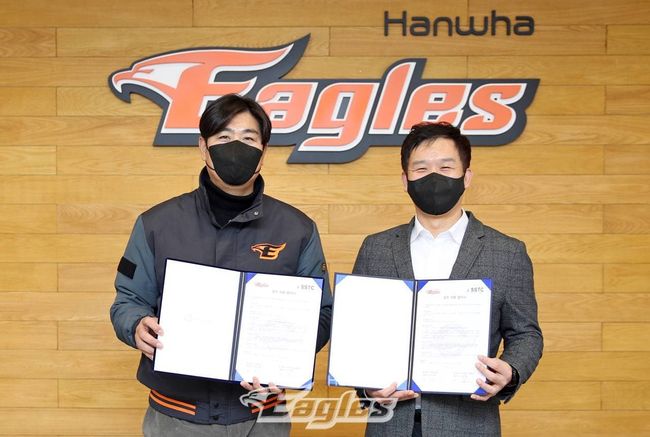한화 정민철 단장과 SSTC 조준행 대표이사가 협약식을 맺고 있다. /한화 이글스 제공 