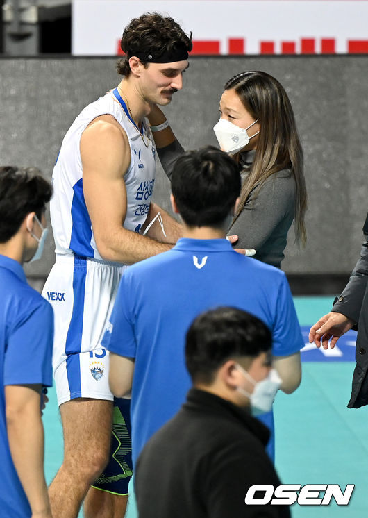 삼성화재 러셀이 아내 이유하 씨와 인사 나누며 승리를 기뻐하고 있다. 2021.12.01 /OSEN DB