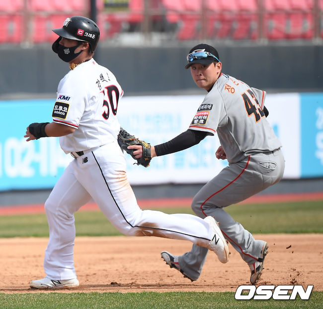 한화 정은원이 KT 강백호를 태그 아웃시키고 있다. /OSEN DB