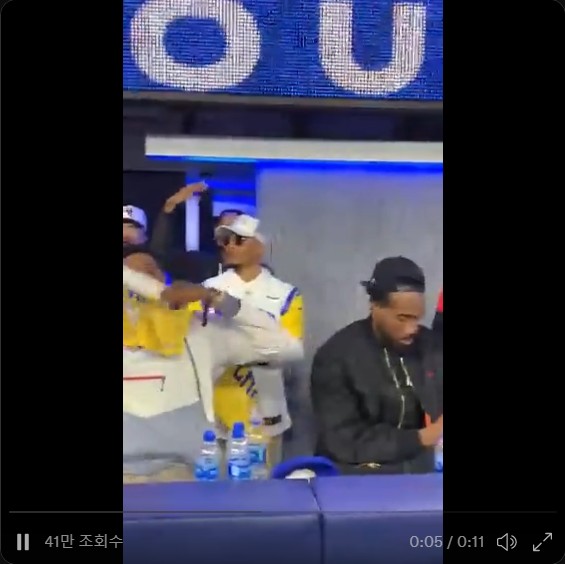 [사진] 18일(한국시간) LA 램스와 애리조나 카디널스의 NFL 와일드카드 게임이 열린 SoFi 스타디움을 찾아 램스를 응원 중인 무키 베츠. <ESPN 공식 트위터 캡처>