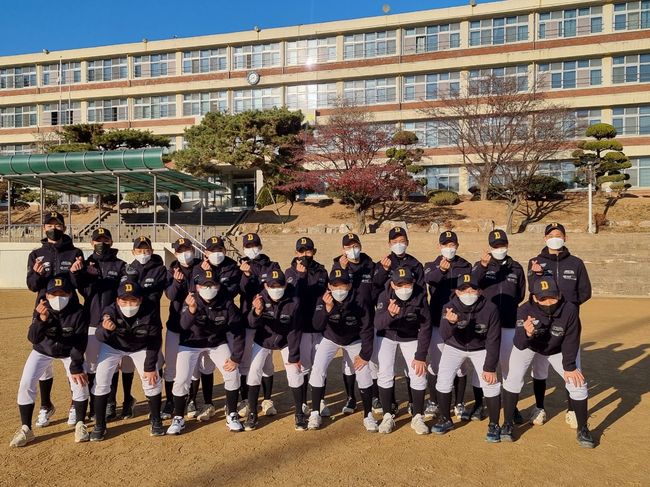 기부점퍼를 착용한 동인천중학교 야구부 / SSG 제공