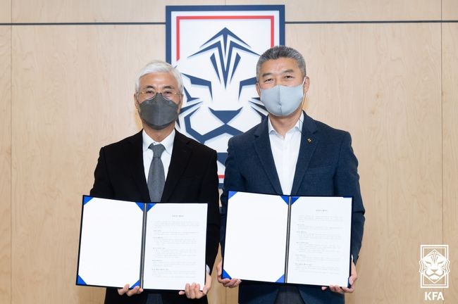 [사진]대한축구협회 박경훈 전무이사(왼쪽)와 KT 유창규 본부장 /대한축구협회 제공