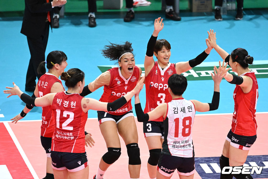 1세트 득점에 성공한 페퍼저축은행 선수들이 환호하고 있다. 2022.01.18 /sunday@osen.co.kr
