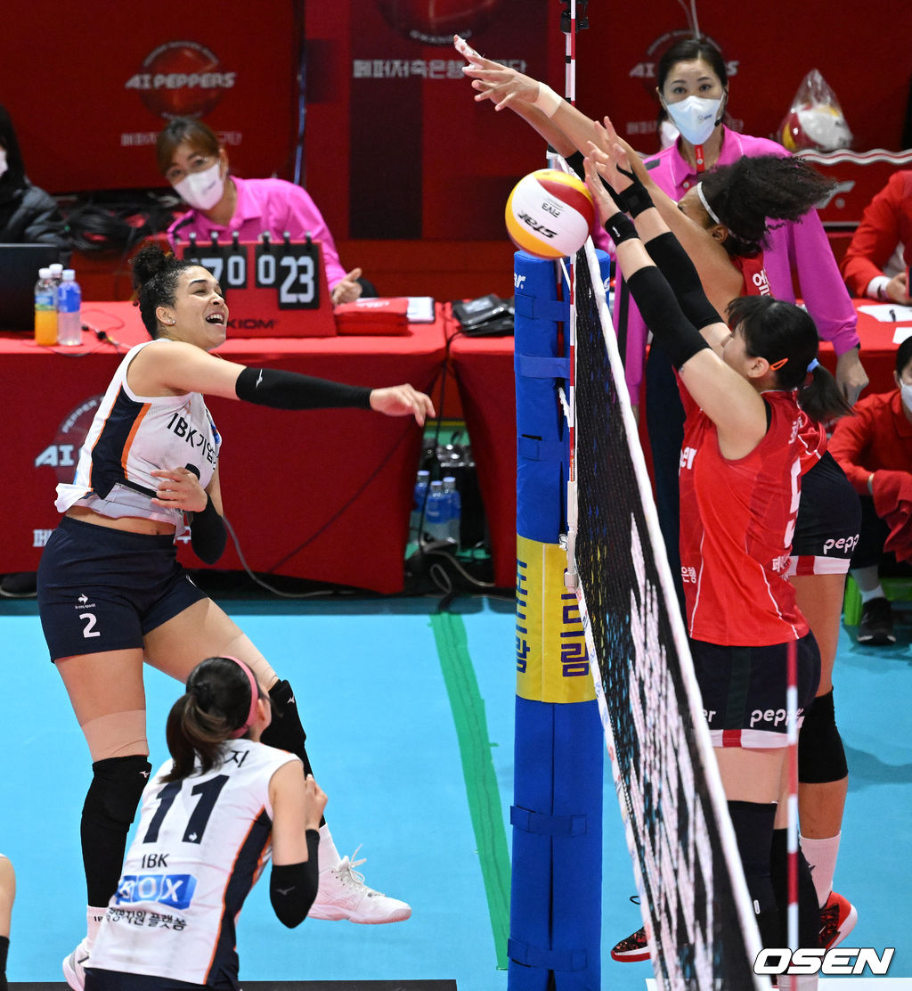 18일 오후 광주 페퍼스타디움에서 프로배구 도드람 2021-2022 V리그 여자부 페퍼저축은행과 IBK기업은행의 경기가 열렸다.1세트 페퍼저축은행 엘리자벳이 블로킹에 성공하고 있다. 2022.01.18 /sunday@osen.co.kr