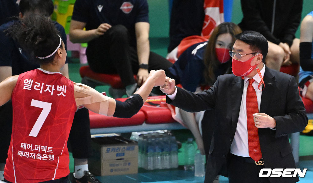 18일 오후 광주 페퍼스타디움에서 프로배구 도드람 2021-2022 V리그 여자부 페퍼저축은행과 IBK기업은행의 경기가 열렸다.1세트 득점에 성공한 페퍼저축은행 엘리자벳과 김형실 감독이 환호하고 있다. 2022.01.18