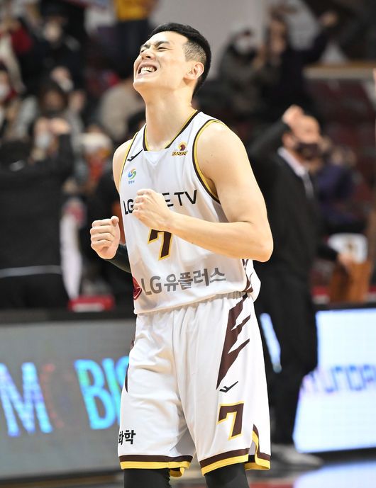 4쿼터 역전슛을 성공시킨 이관희가 득점 후 기뻐하고 있다. 2022.01.18 / soul1014@osen.co.kr